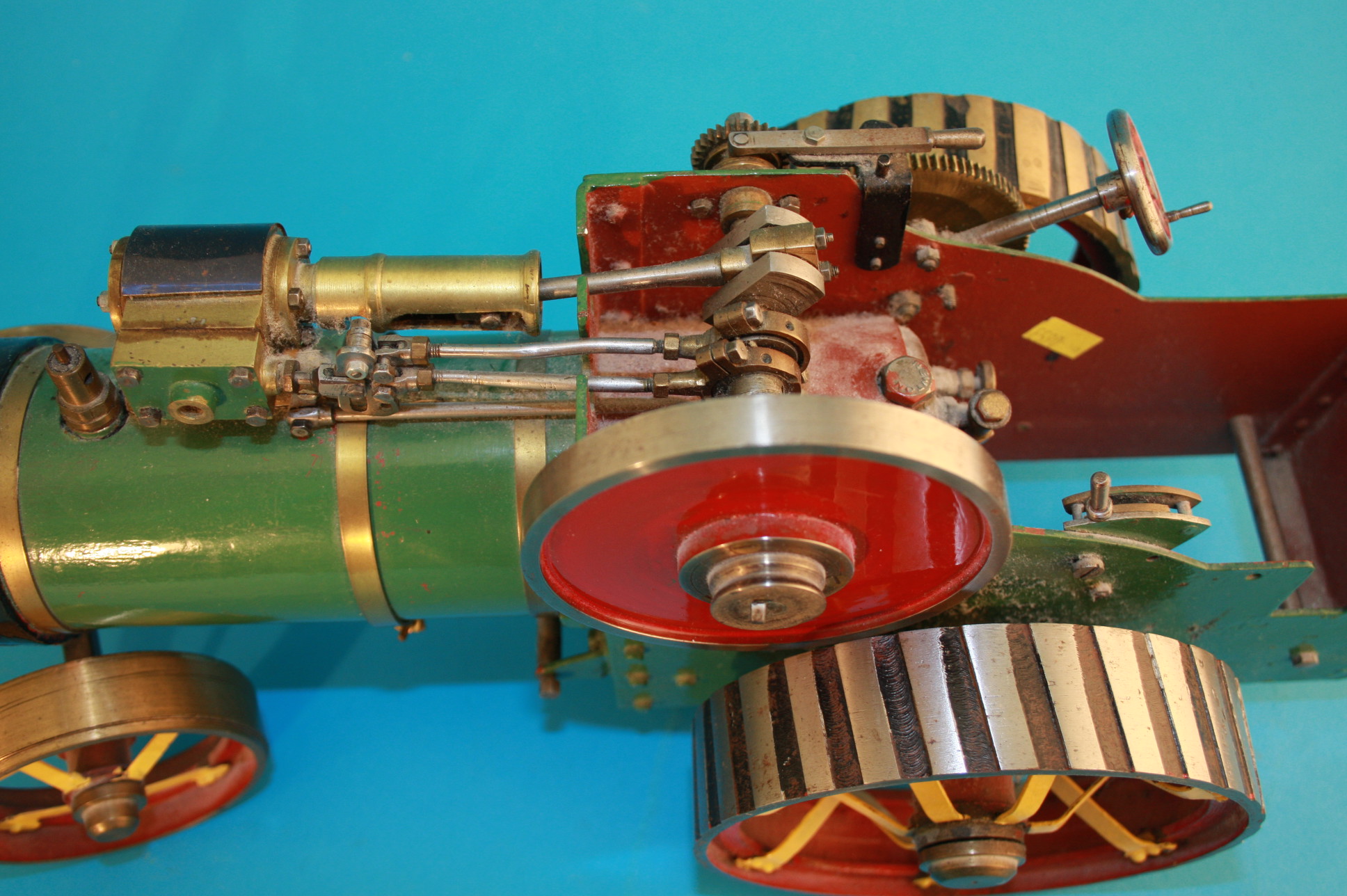 A scratch built model of a live steam traction engine. 40 cm long 17 cm wide 21 cm high (Please not - Bild 3 aus 3
