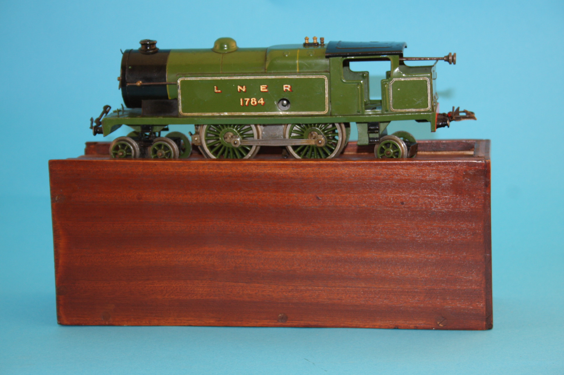 A Hornby "O" gauge clockwork No2 Special tank loco 4-4-2T, 1784 LNER green livery.