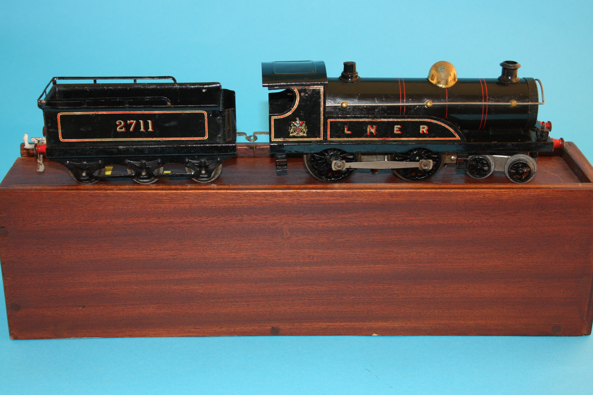 A Hornby "O" gauge clockwork No2 tender and locomotive 4-4-0, 2711 LNER, black livery.