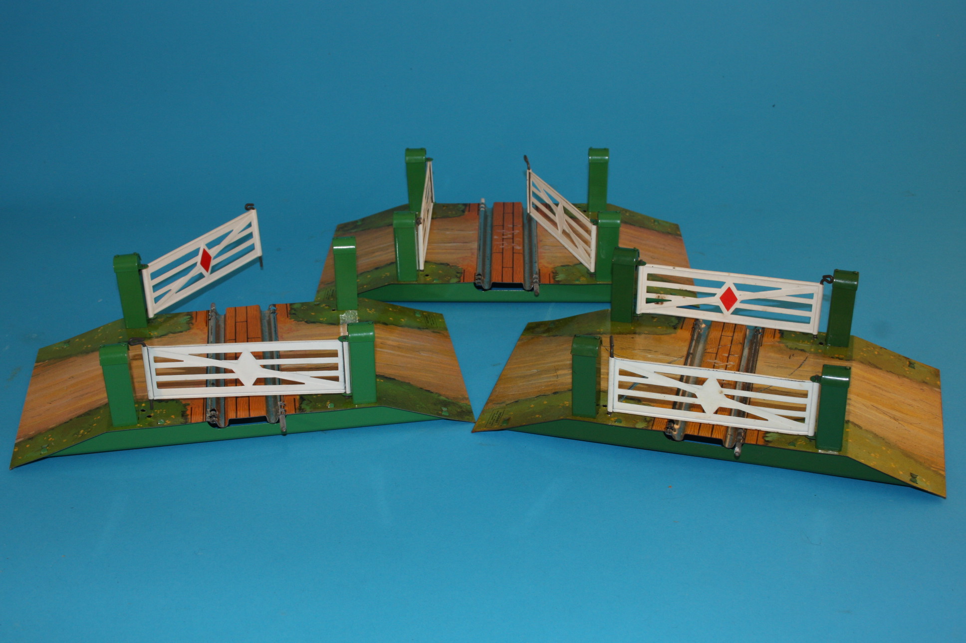 A quantity of Hornby "O" gauge accessories to include three No1 Level crossings, 2 platform - Bild 3 aus 3