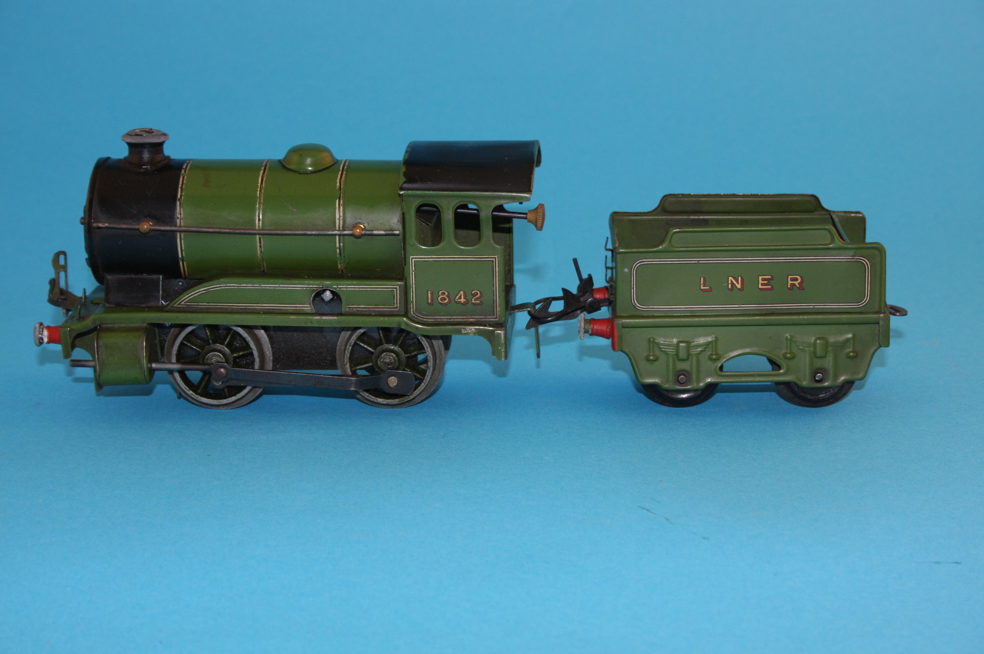 A Hornby "O" gauge clockwork 501, 0-4-0 1842 LNER tender and locomotive with green livery (unboxed);