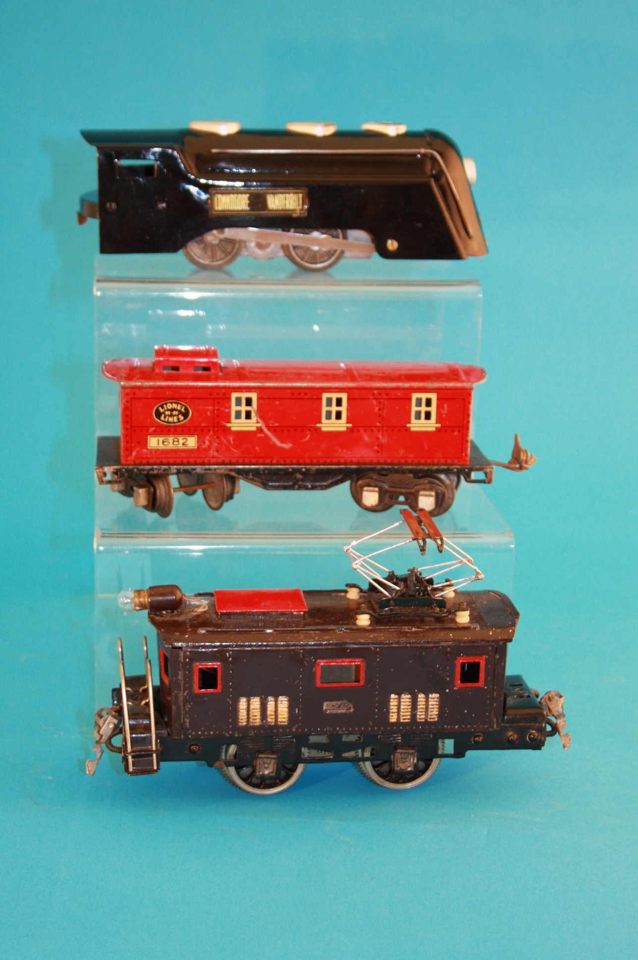 A Lionel Lines "O" gauge electric 2-4-2 locomotive number 259E in black livery and tender; 4 - Bild 2 aus 4