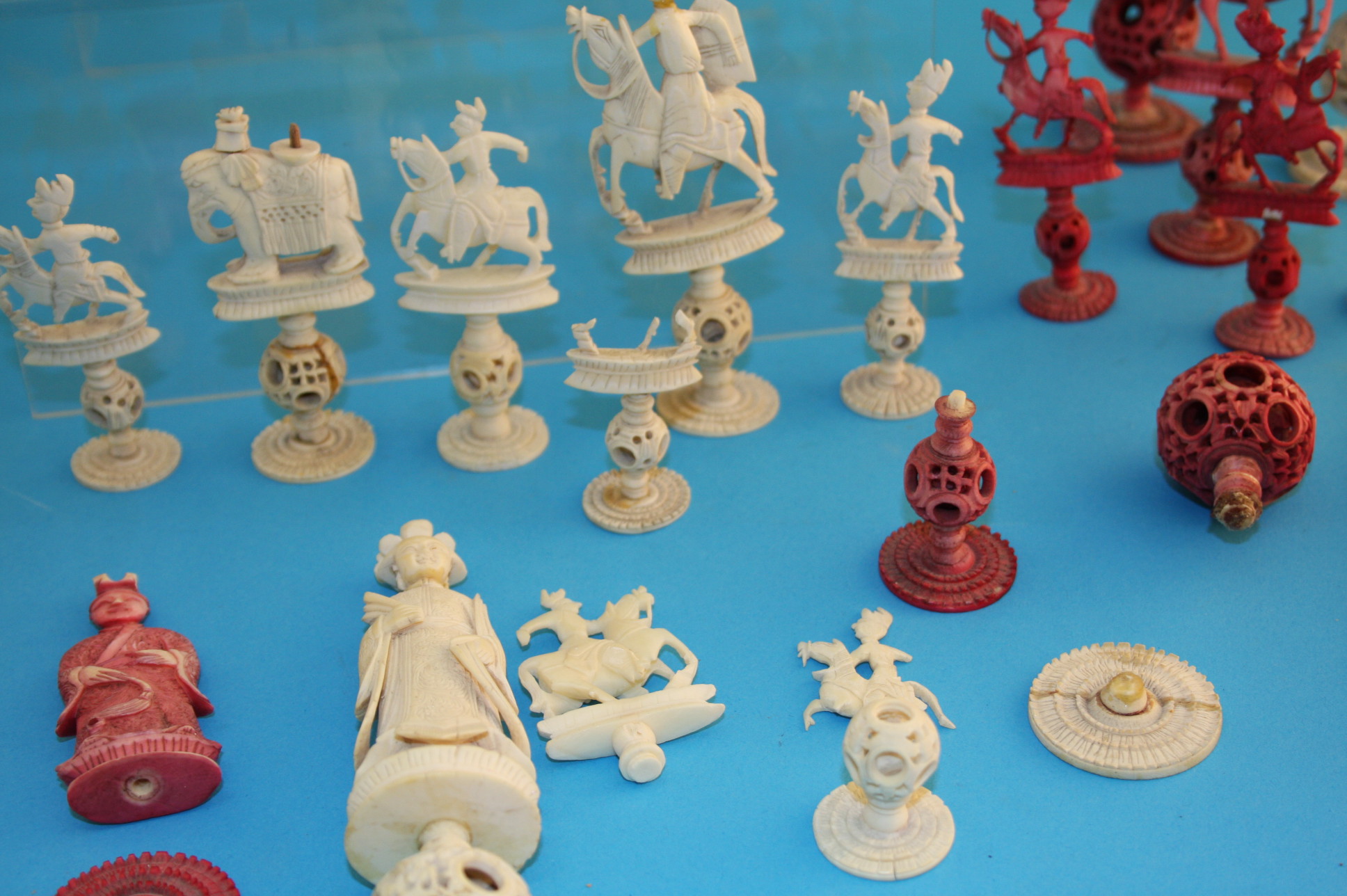 An early 20th century stained ivory oriental carved part chess set. - Bild 2 aus 4