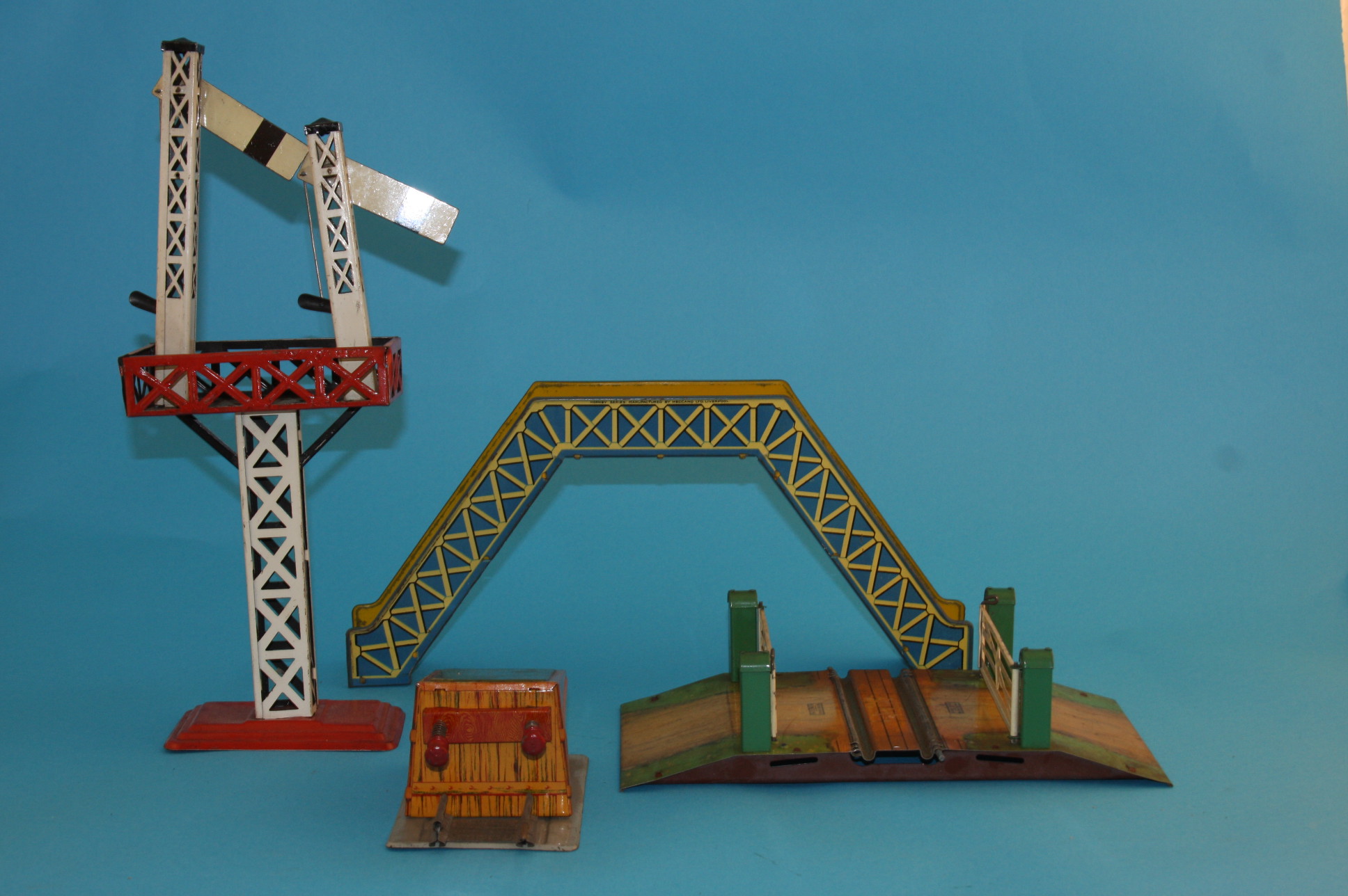 A quantity of Hornby "O" gauge railways to include Railway Station No3; a No1 level crossing; a