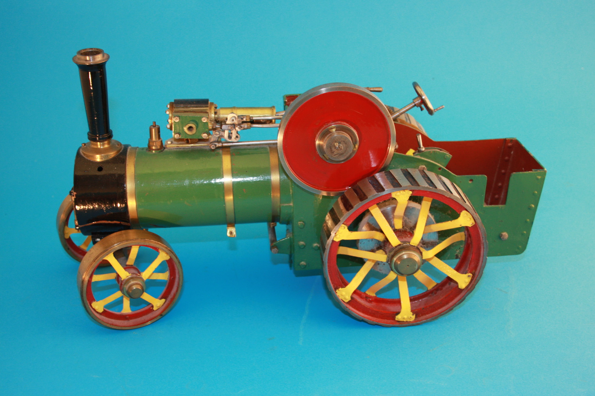 A scratch built model of a live steam traction engine. 40 cm long 17 cm wide 21 cm high (Please not - Bild 2 aus 3