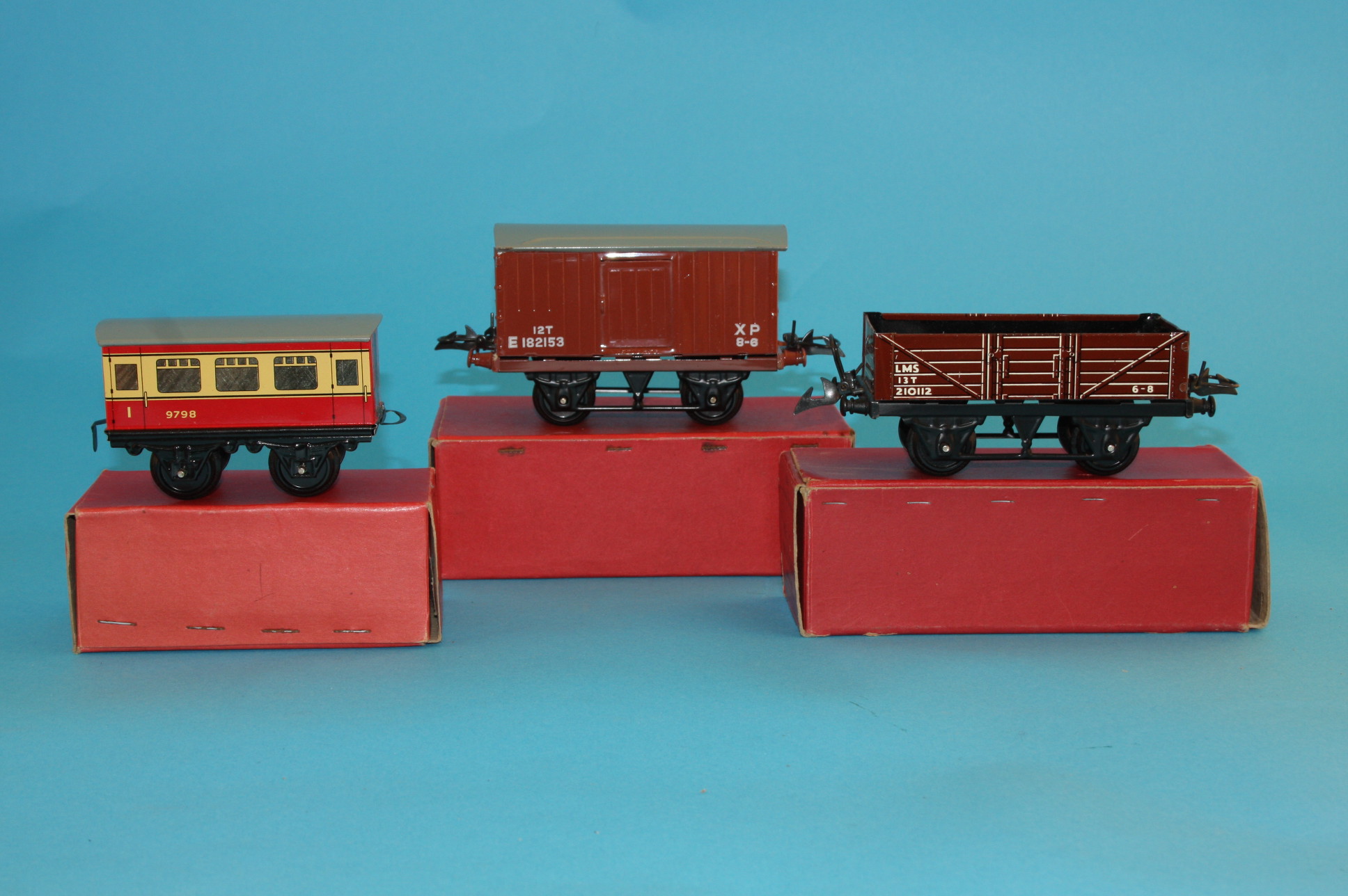 Nine Hornby "O"gauge rolling stock to include No1 goods van, No20 side tipping wagon, No20 petrol - Bild 2 aus 3