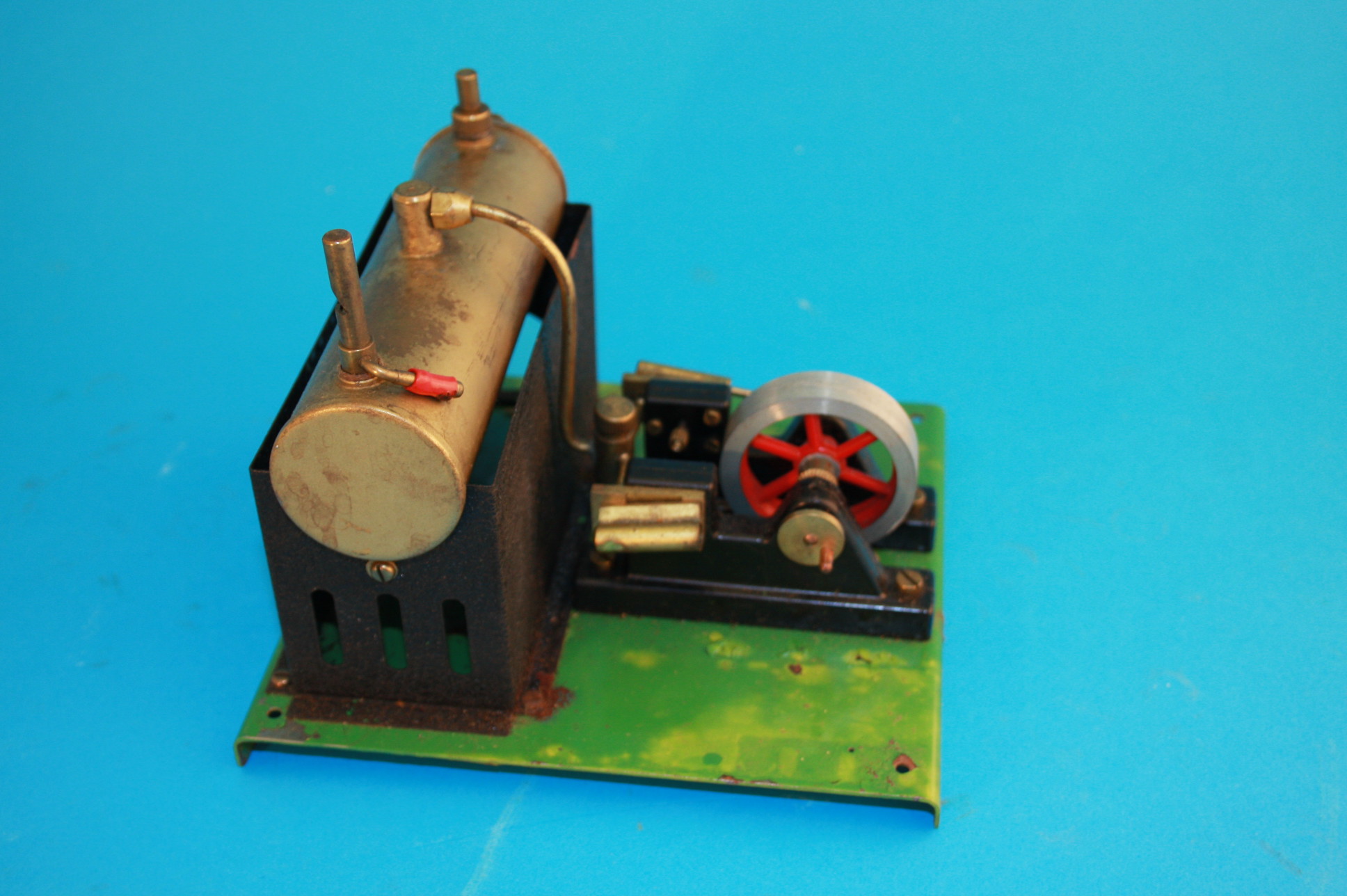 A boxed Merit Model "Major" 1550 twin cylinder steam engine and a collection of 8 various engines.