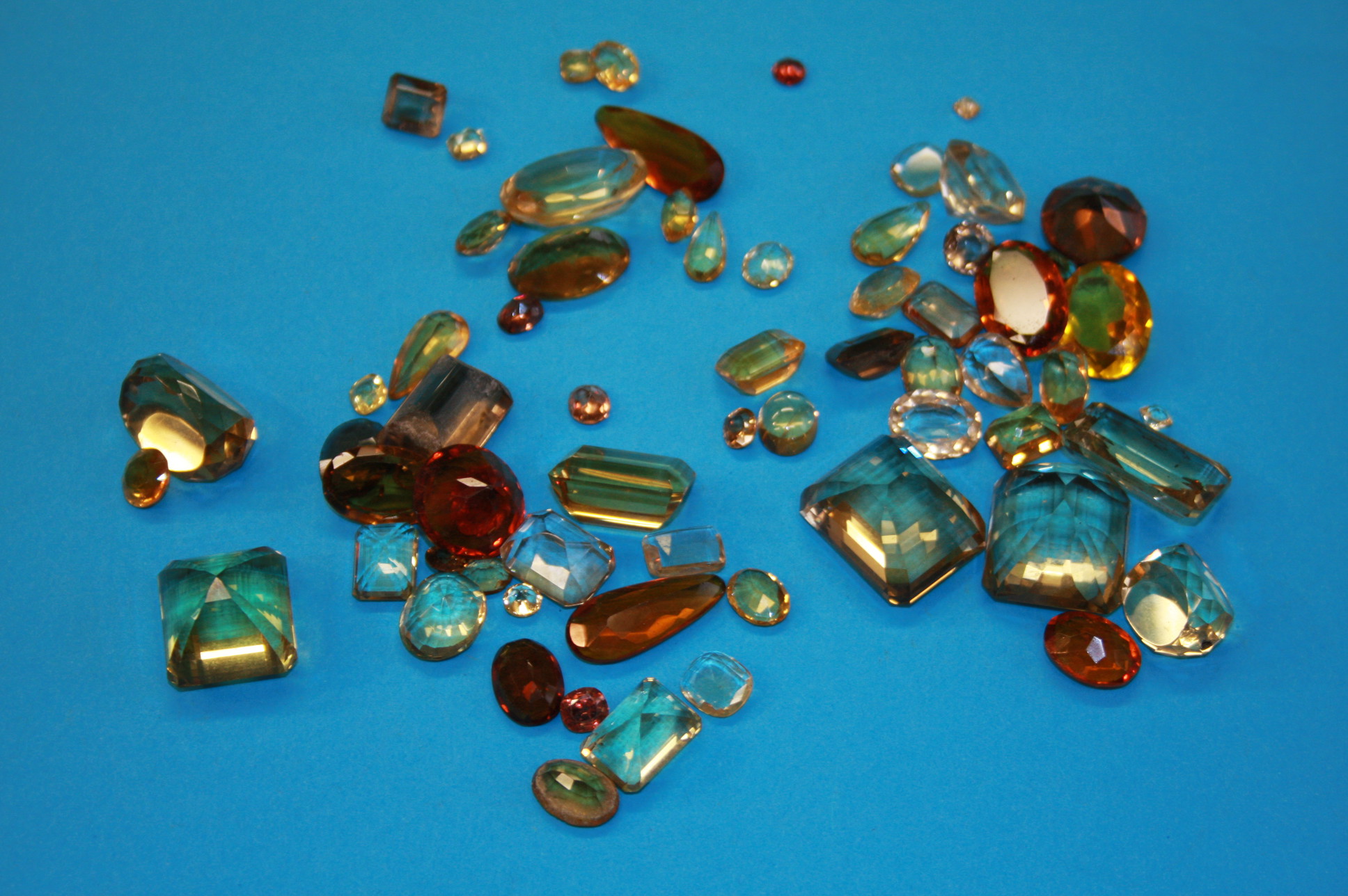 A large quantity of stones, mainly citrines, the largest approximately 59, 69 and 73 carats.