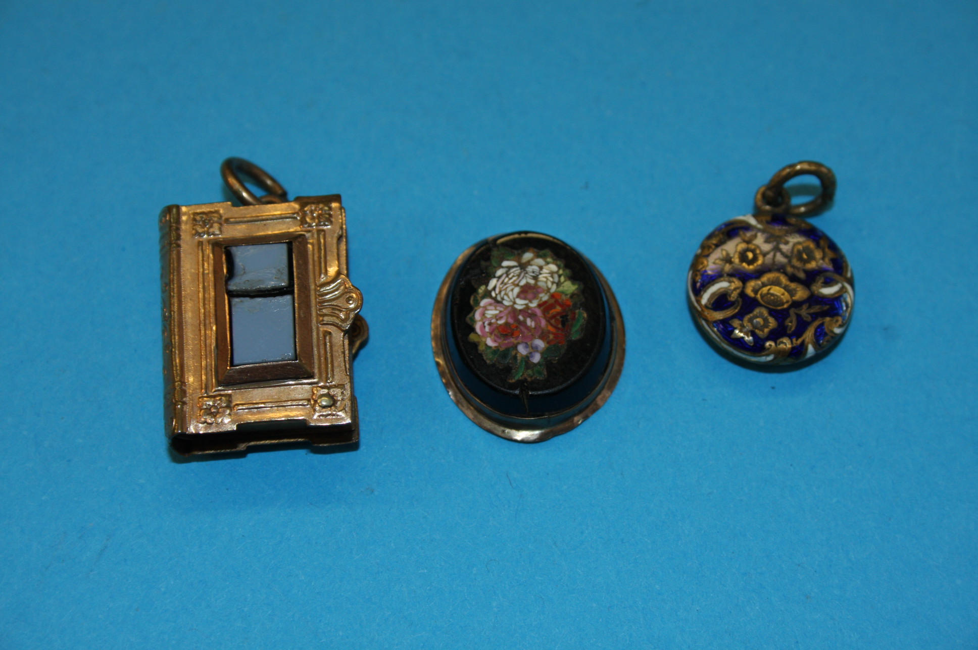 A quantity of various, charms etc. - Image 3 of 3