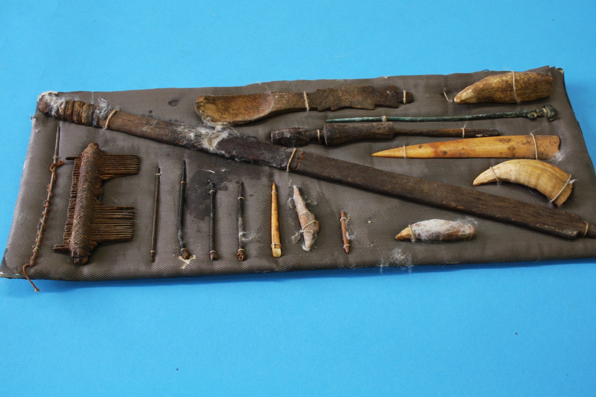 A collection of ancient Patagonian flint artefacts to include knife heads and various implements. - Image 3 of 4