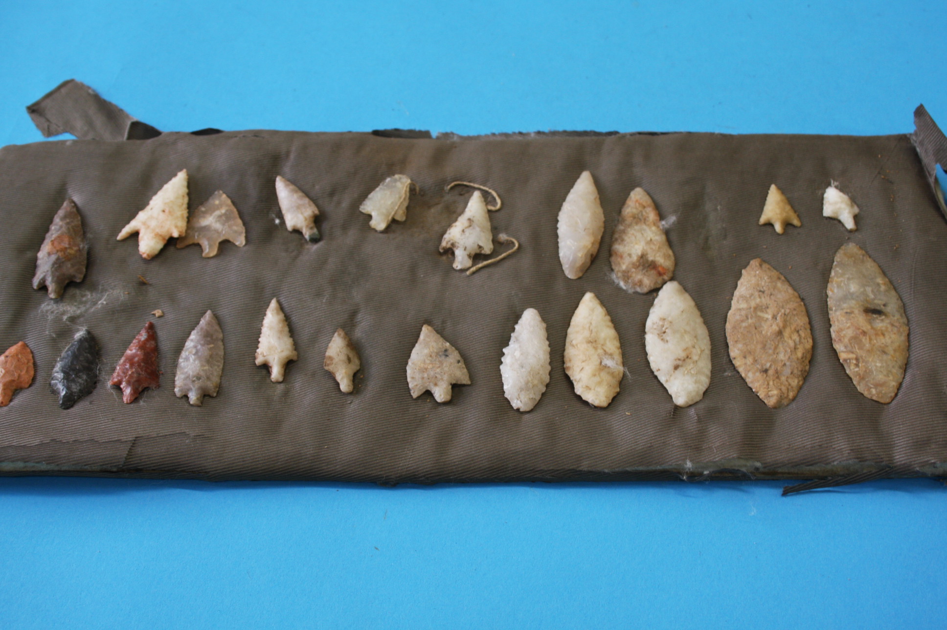 A collection of ancient Patagonian flint artefacts to include knife heads and various implements. - Image 2 of 4