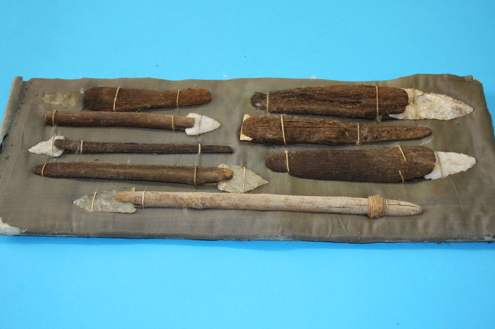A collection of ancient Patagonian flint artefacts to include knife heads and various implements. - Image 4 of 4