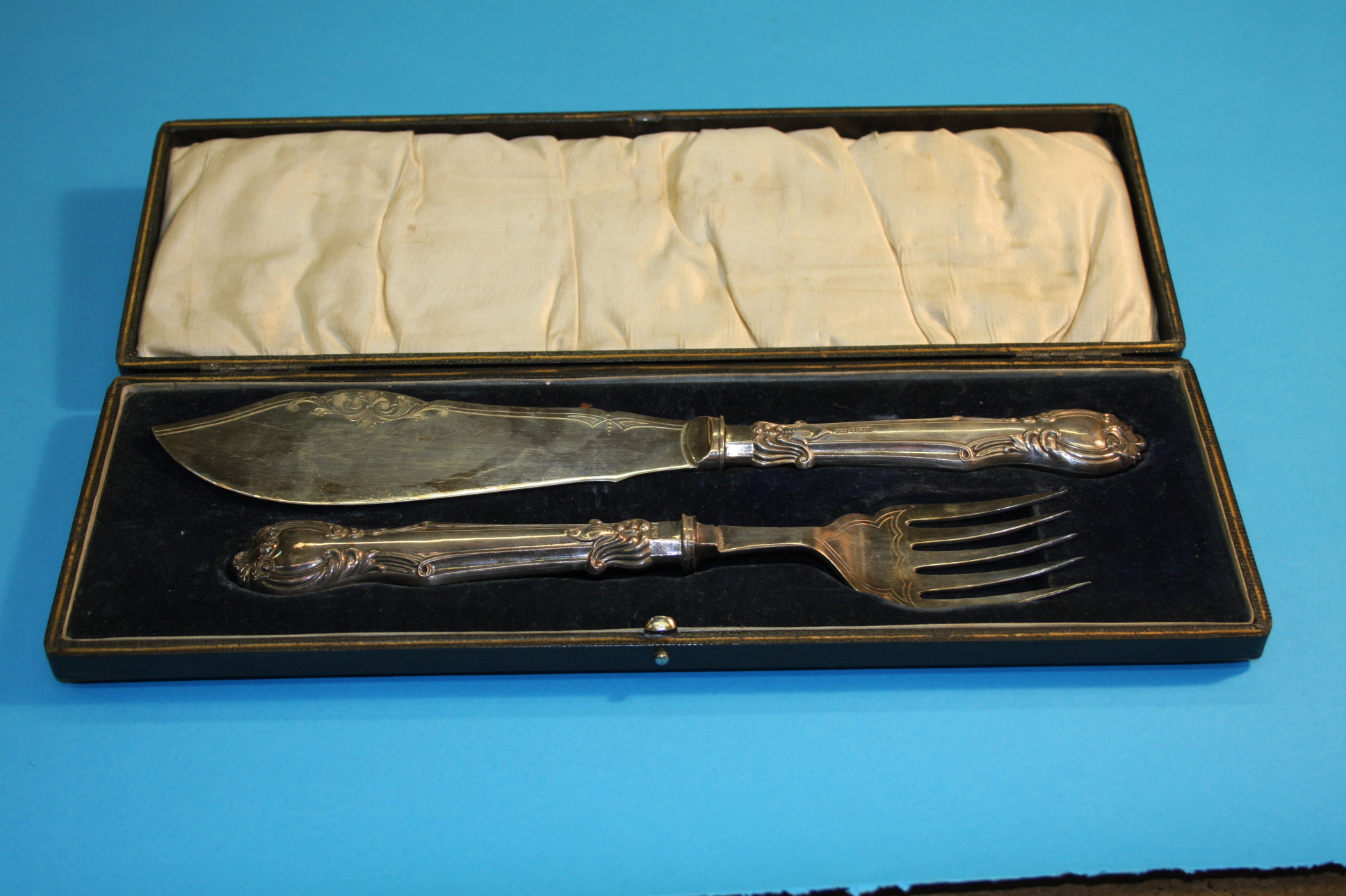 A pair of silver handled fish servers, Sheffield 1906, maker`s mark Charles William Fletcher.