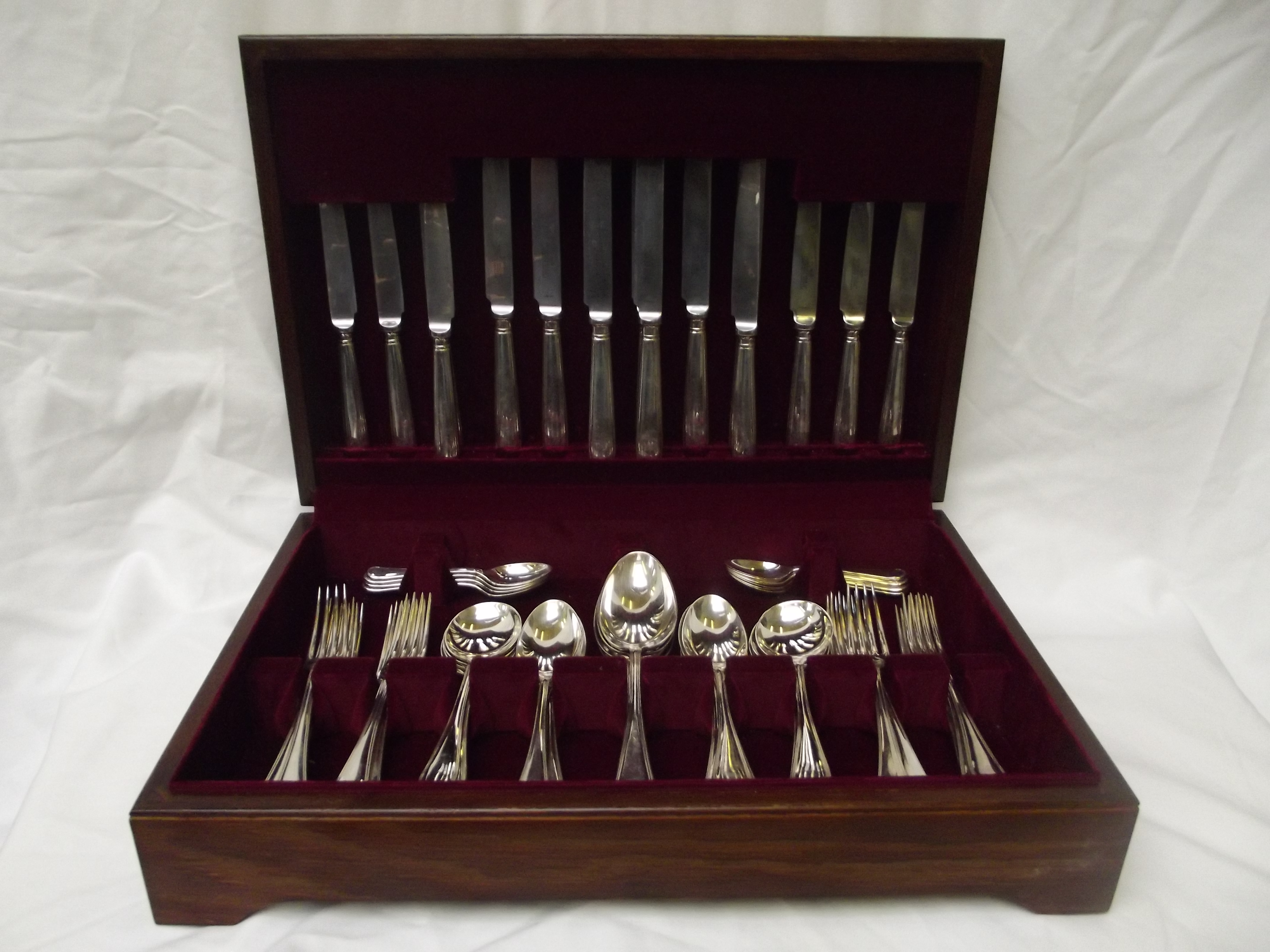 Oak cased quality cutlery set of sixty pieces of flatware in silver plate by Roberts & Belk in