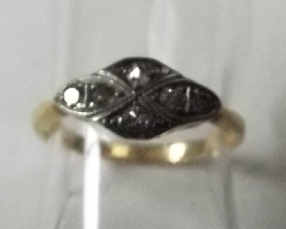 An art deco ring set with six diamonds on a 18ct gold band - size K 1/2