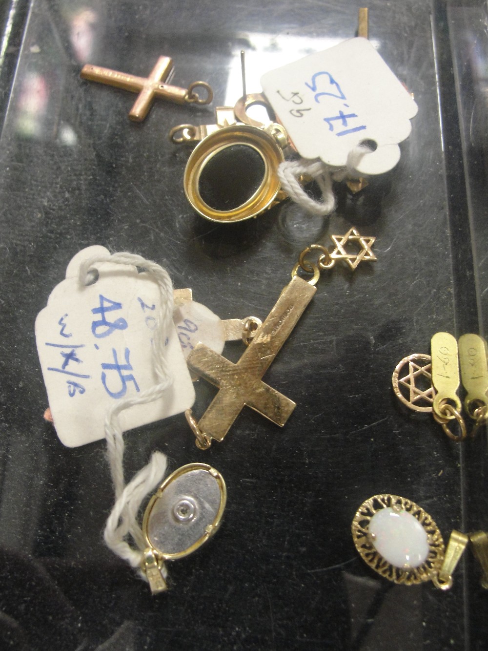 A quantity of 9ct pendants, crucifix etc