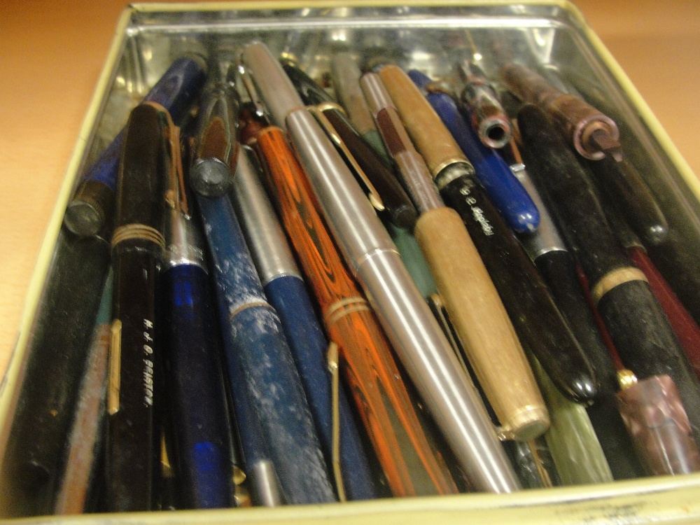 A quantity of pens to inc fountain pens, some wiht 14k nibbed examples (Parker Duofold, Jr Lucky