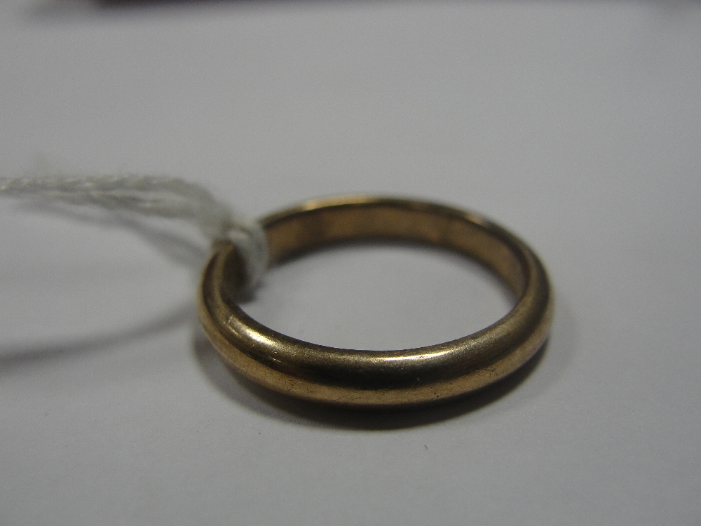 A 9ct gold wedding band