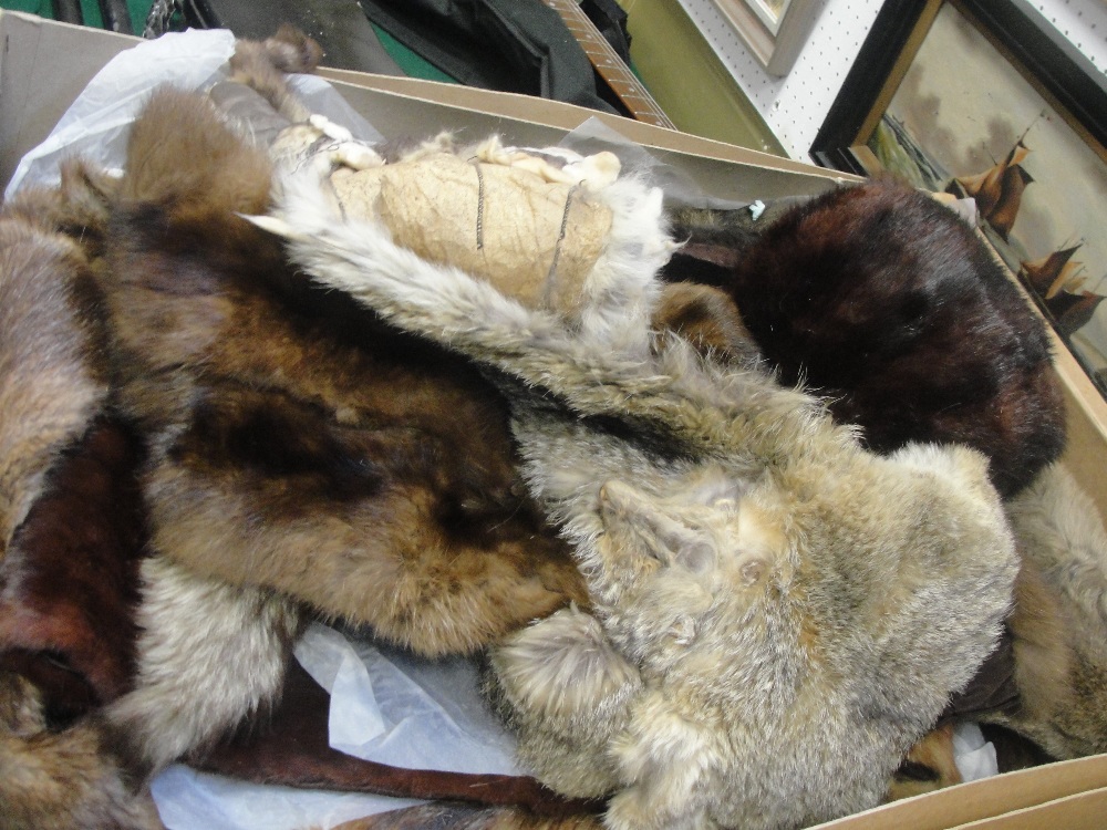 A quantity of vintage furs, stoles & tippets