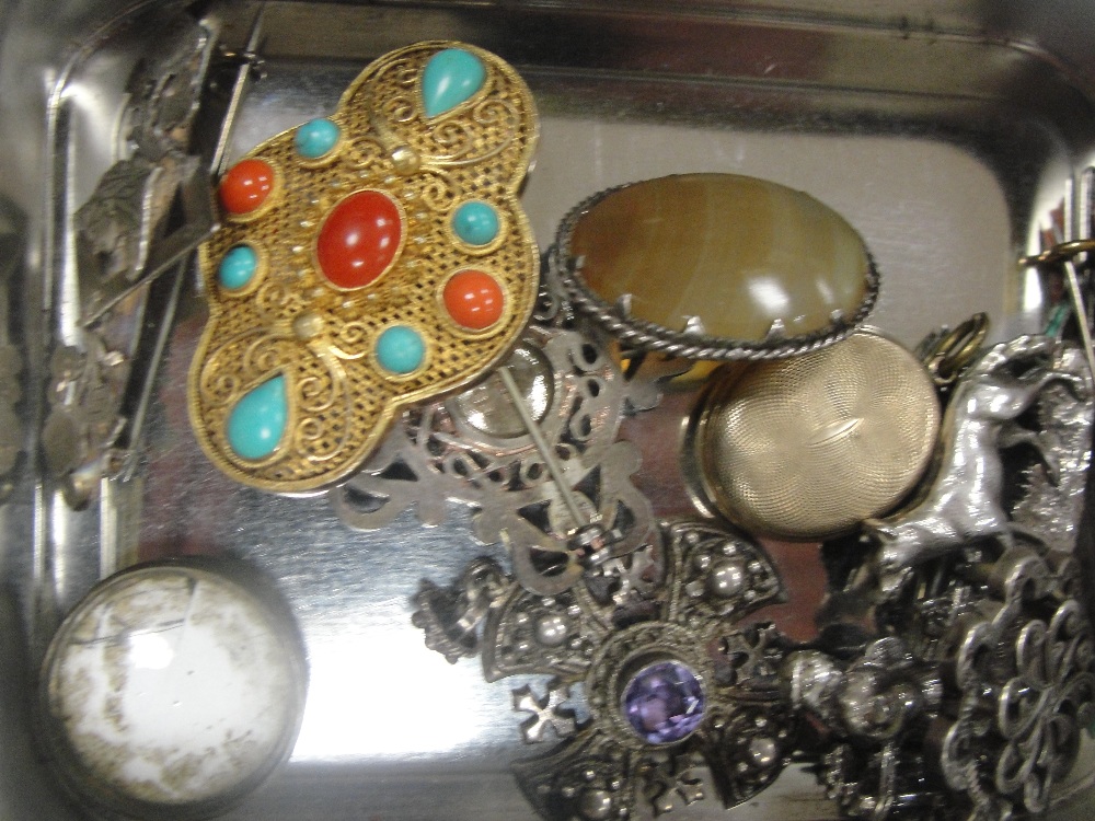 A quantity of vintage silver brooches and enamelled examples