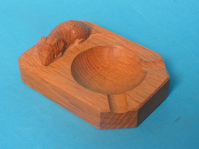 A 1930s carved oak mouse man ash tray, 4" long