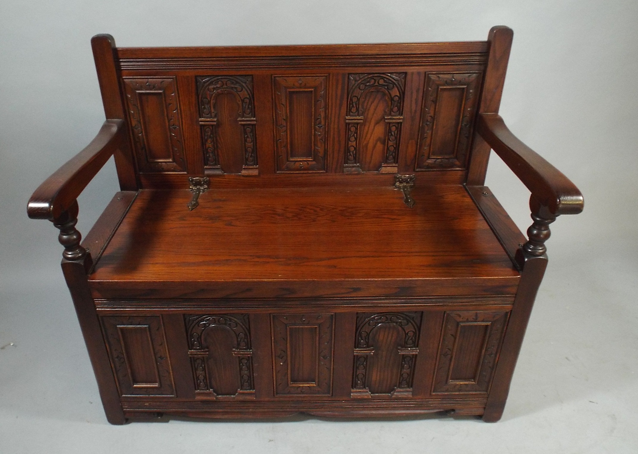 A Carved Old Charm Oak Settle with Hinged Lid to Box Seat. 97x50x84cm