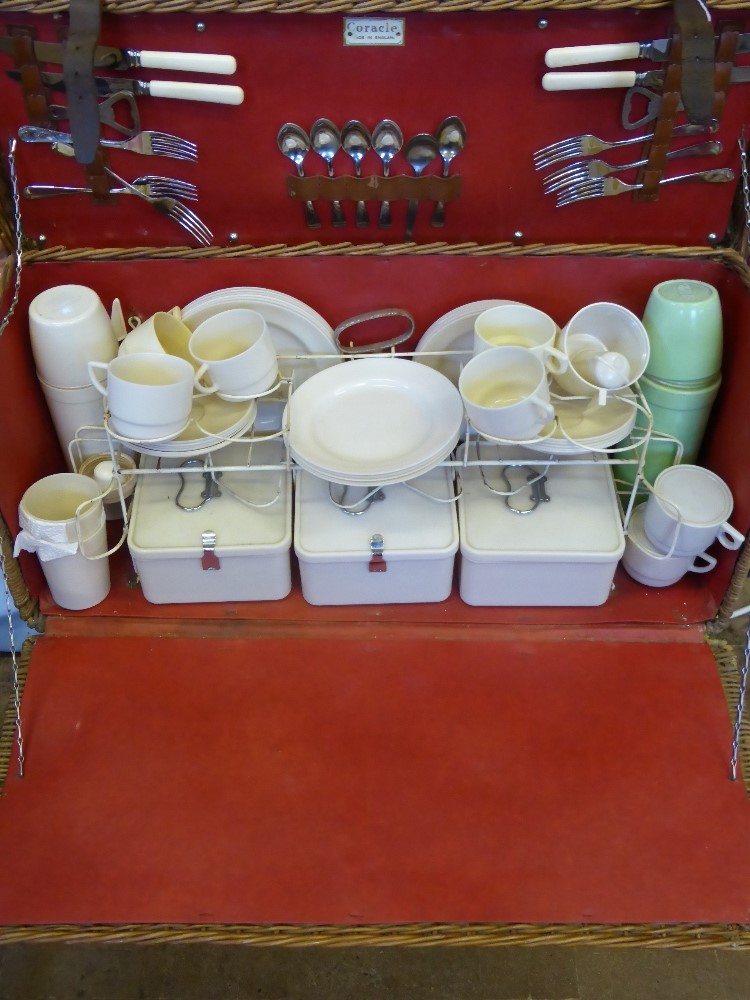 A Vintage circa 1940`s Coracle Automobile Picnic Set, the interior fitted with Bandalasta Bakelite - Image 2 of 2