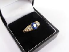 A Lady`s 18 ct Yellow Gold 3 stone Sapphire and Diamond Ring, the sapphire and diamond set in a