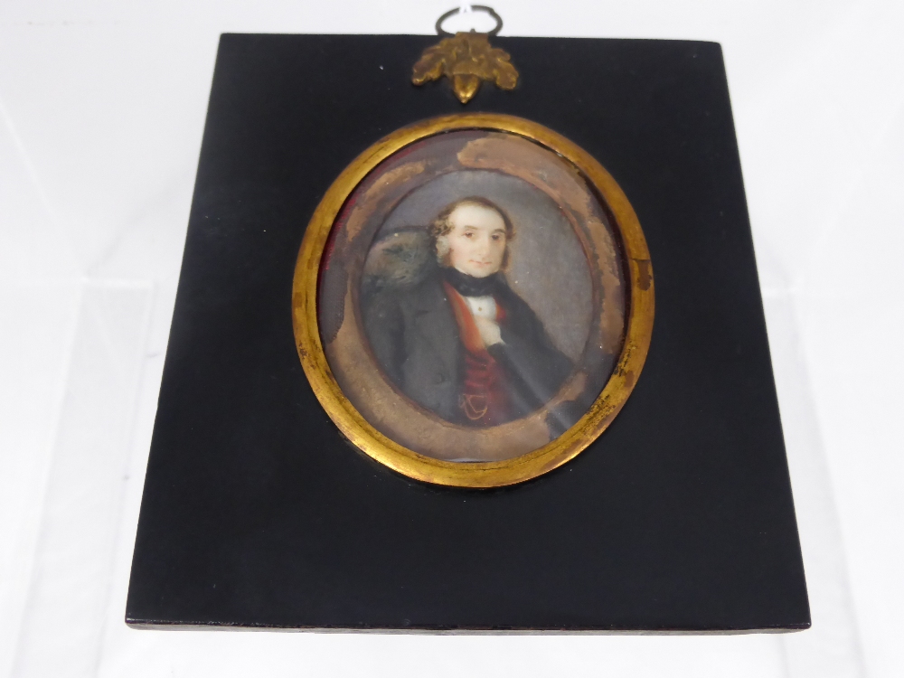 An Oval 18th Century Miniature, depicting a gentleman, approx 5.5cm diameter presented in an