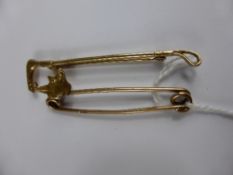 An Antique 9ct Hallmark Fox Head Stock Pin, approx 5.3 gms together with a  gentleman`s 9ct