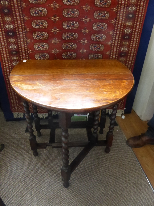 Oval oak drop leaf table having part barley twist decoration to the legs, approx. 76 x 105 x 74