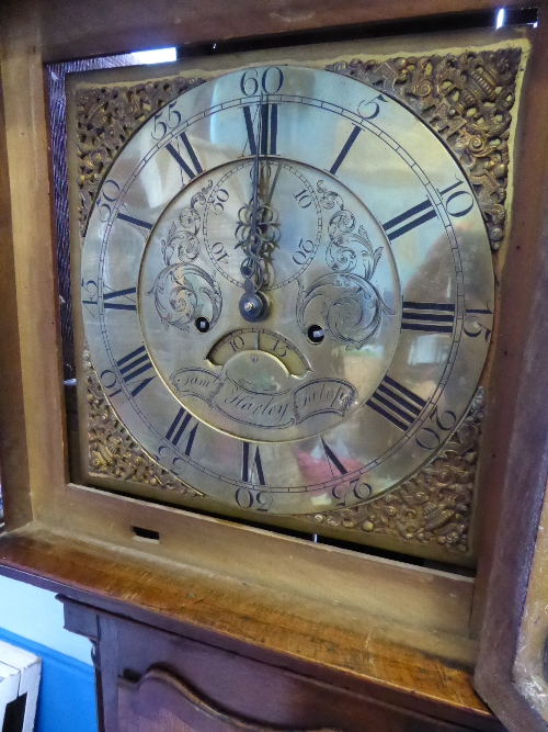 A Georgian oak long case clock, a square glazed door enclosing a 12" brass dial with roman numerals, - Bild 3 aus 3