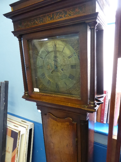 A Georgian oak long case clock, a square glazed door enclosing a 12" brass dial with roman numerals, - Bild 2 aus 3