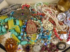 Miscellaneous Vintage Costume Jewellery, including necklaces, brooches and rings.