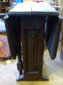 A small Edwardian drop leaf oak occasional table on turned gate legs and stretchers, the side