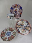 Five pieces of Imari porcelain comprising a tea bowl, a bottle vase and three cabinet plates  (5)