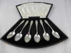 Set of Six Solid Silver Tea Spoons, Sheffield hallmark, dated 1941, m.m Walker & Hall, approx 46