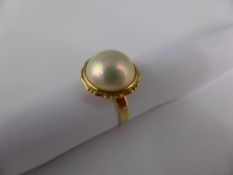 A Lady`s 18ct Stamped Mabe Pearl Ring, Size M.