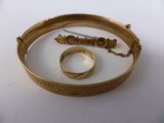 A lady`s 9 ct metal core bracelet together with 9 ct brooch, wedding ring, approx. 25 gms.