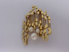 14 ct Lady`s Nugget Brooch set with three pearls m.m R.M approx 5.8 gms