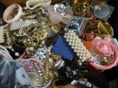 A collection of misc. costume jewellery incl. necklaces, bangles, earrings etc.