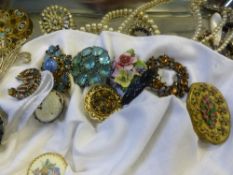 A collection of misc. costume jewellery incl. brooches, necklaces etc.