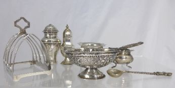 Collection of assorted silver items incl. solid silver toast rack, London hallmarked, dated 1935 /