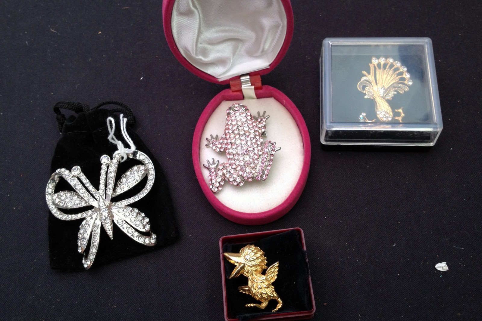 4 vintage brooches no reserve