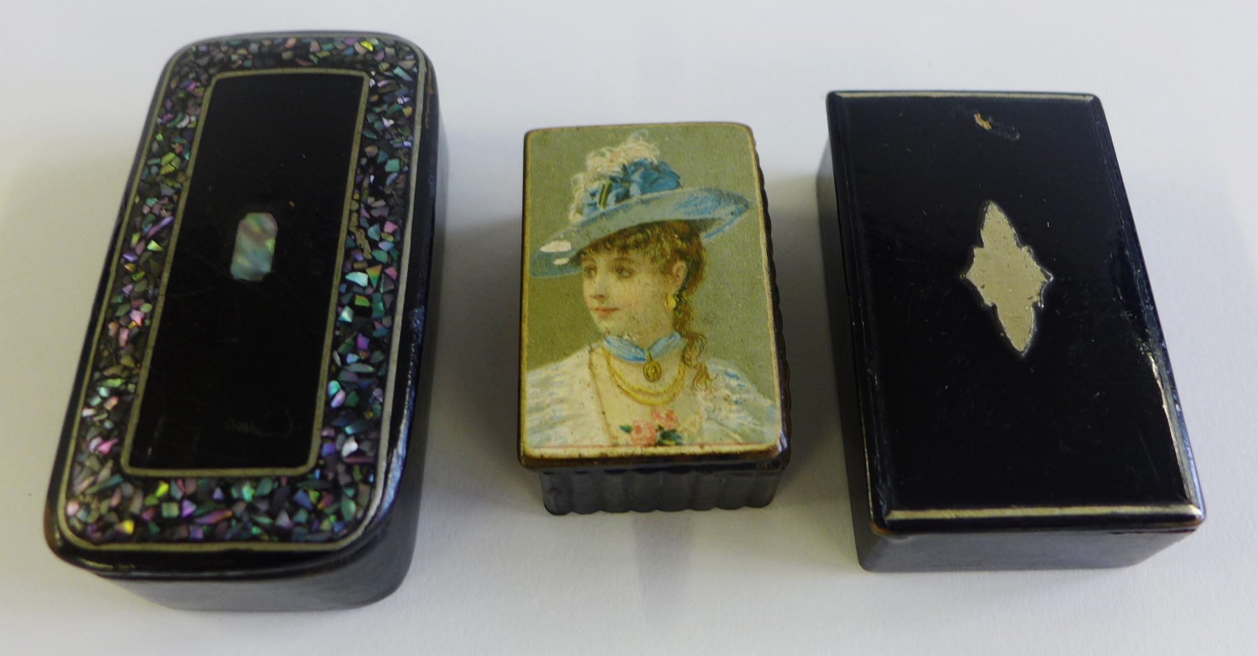 A collection of three various lacquered snuff boxes (3)