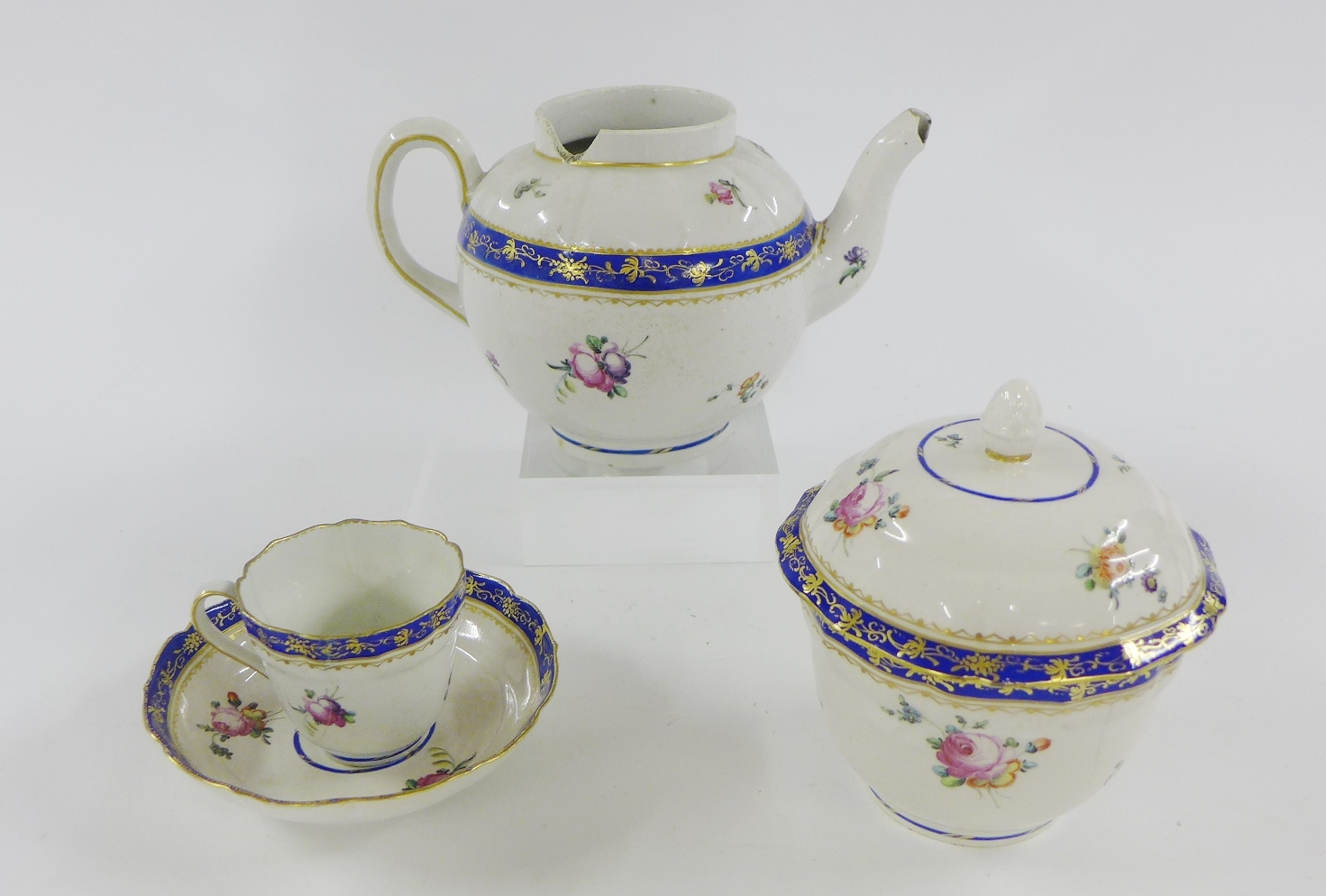 18th century Derby tea wares painted with posies to a white ground with blue and gilt borders to