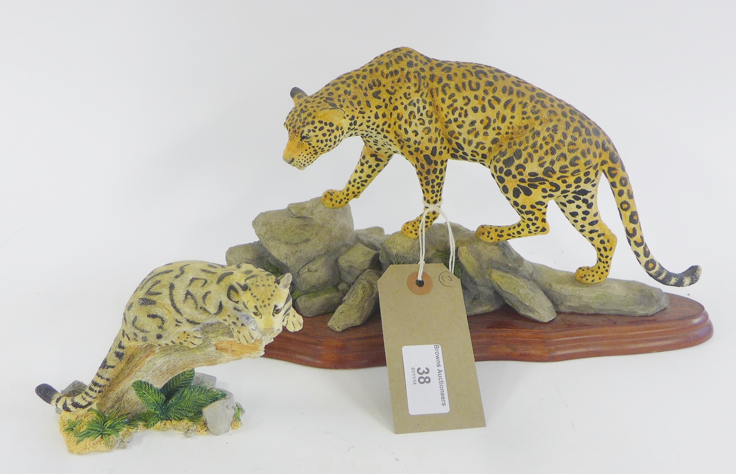 Border Fine Arts Leopard figure together with a Clouded Leopard figure (2)