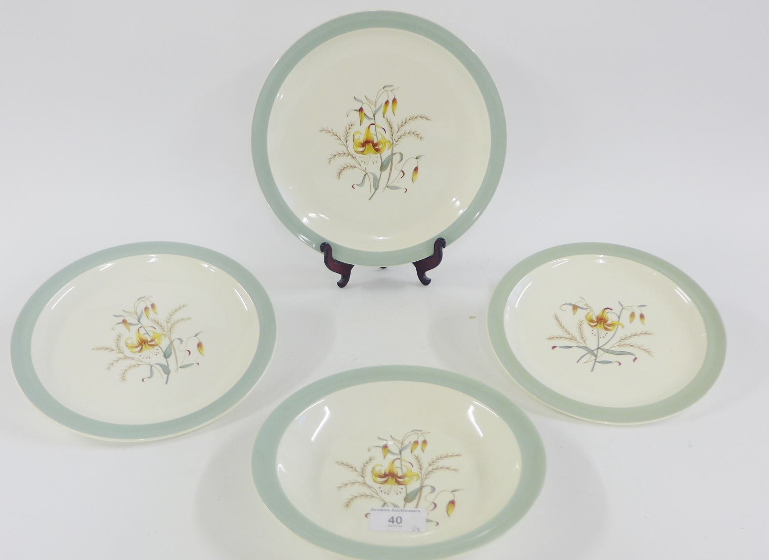 Wedgwood Tiger Lily pattern dinner wares to include plates and bowls (24)