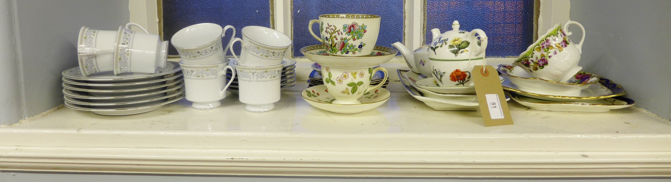 A mixed lot to include miscellaneous china and porcelain tea wares (a lot)