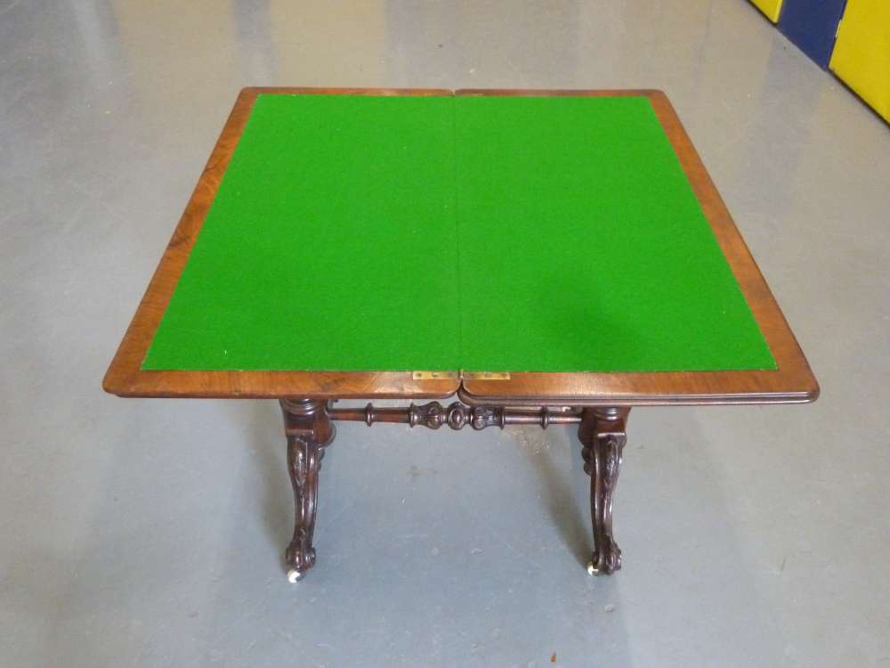 Victorian rectangular mahogany card table with walnut veneer top on four fluted cabriole legs